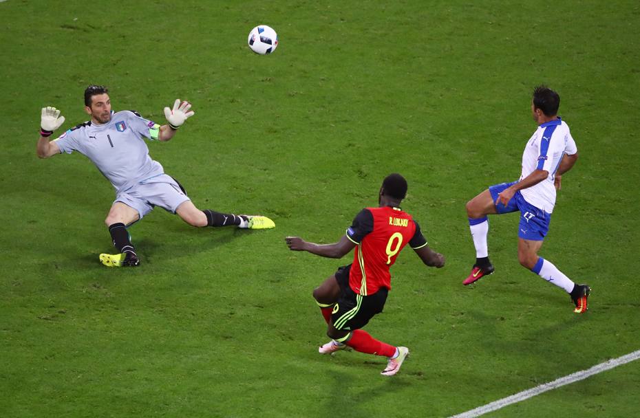 Anche il Belgio spreca un pallone d&#39;oro: solo davanti a Buffon, Lukaku manda di poco fuori. Getty